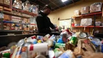 تراجع ثقة المستهلك الأمريكي إلى مستوى قياسي مع استمرار الإغلاق الحكومي