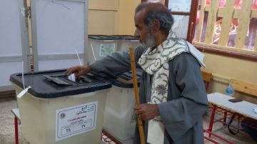 توافد كبار السن على اللجان الإنتخابية ببولاق الدكرور.. صور