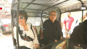 سميرة أحمد ومحمود سعد يستقلان توكتوك في شوارع الدرب الأحمر