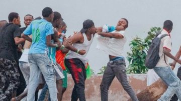 شاهد.. اشتباكات فى الدوري الكونغولي بين الجماهير بعملية الإحماء شاهد.. اشتباكات فى الدوري الكونغولي بين الجماهير بعملية الإحماء