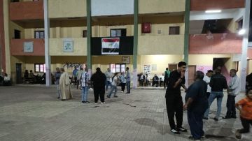 طوابير أمام اللجان.. مشاركة كبيرة للشباب في الدقائق الأخيرة من اليوم الأول لانتخابات مجلس النواب بالجيزة.. فيديو