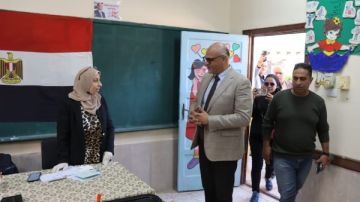 محافظ القليوبية يتفقد اللجان الانتخابية ويشيد بـ وعي المواطنين
