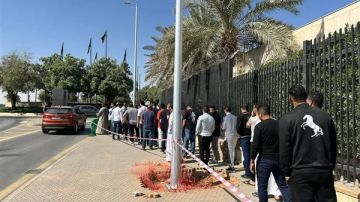 طوابير لأبناء الجالية المصرية في الرياض للإدلاء بأصواتهم في انتخابات النواب