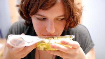 نشرة المرأة والمنوعات تناول الطعام البارد يجهد المعدة ويضعف المناعة.. ماذا يحدث عندما شرب الكثير من الماء؟