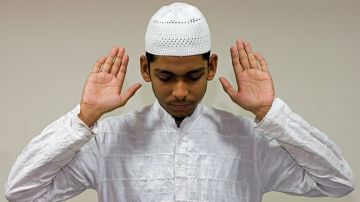 هل نطق تكبيرة الإحرام من شروط صحة الصلاة أم يجوز رفع اليدين وكفى