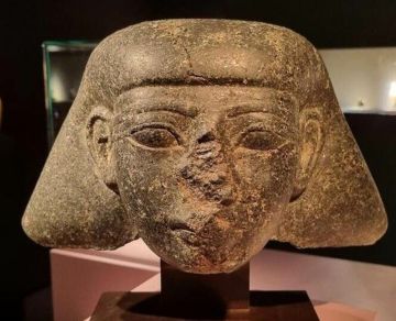 هولندا تعلن عزمها إعادة تمثال فرعوني نادر إلى مصر سرق خلال الربيع العربي هولندا تعلن عزمها إعادة تمثال فرعوني نادر إلى مصر سرق خلال الربيع العربي