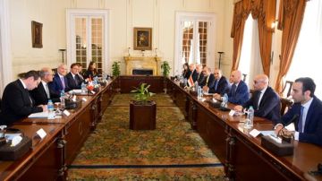 وزير الخارجية يعقد مشاورات مع وزير العدل والشرطة السويسري