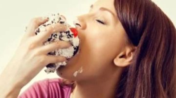 أضرار تناول الحلويات على الريق متعة قصيرة وعواقب طويلة