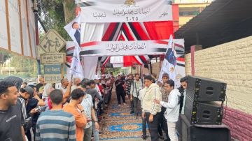 استمرار توافد الناخبين أمام مدرسة الجيزة القومية الابتدائية بالجيزة