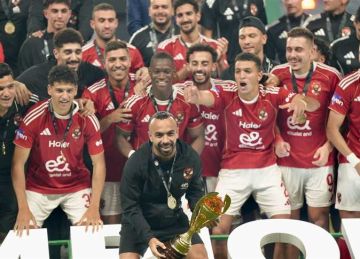 بعثة الأهلي تغادر مطار دبي للعودة إلى القاهرة بعد التتويج بالسوبر