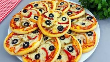 طريقة عمل ميني بيتزا.. سريعة وسهلة لعشاء لذيذ ومغذي طريقة عمل ميني بيتزا.. سريعة وسهلة لعشاء لذيذ ومغذي