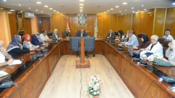 محافظ أسيوط يبحث مشاركة جمعيات أهلية بمعارض بالقاهرة لدعم الأسر المنتجة