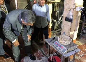 محافظ الدقهلية يتابع الالتزام بوزن الرغيف خلال جولة على المخابز بطلخا