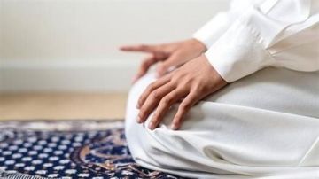 هل يجوز أداء العشاء قبل الفجر لمن ينام مبكرا؟.. أمين الفتوى يجيب