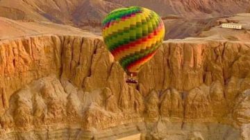 بسبب سرعة الرياح.. إلغاء رحلات البالون الطائر بالأقصر حفاظا على سلامة السائحين بسبب سرعة الرياح.. إلغاء رحلات البالون الطائر بالأقصر حفاظا على سلامة السائحين