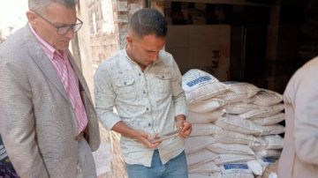  تموين القليوبية يضبط مطحن ملح مجهول المصدر و200 كيلو سكر ناقص الوزن.. صور
