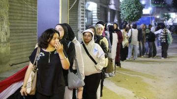 توافد مستمر قبل الإغلاق .. كبار السن والشباب يحافظون على التصويت بالسيدة زينب