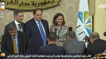 جوائز تميز وإبداع.. لحظة تكريم محمد أبو العينين لرئيسة البرلمان الأوروبي