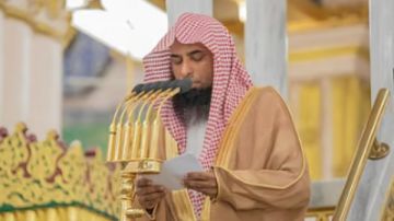 خطيب المسجد النبوي: الدنيا دار تغيرها الآفات وتنوبها الفجيعات وتكدرها الرزايا والبليات خطيب المسجد النبوي: الدنيا دار تغيرها الآفات وتنوبها الفجيعات وتكدرها الرزايا والبليات