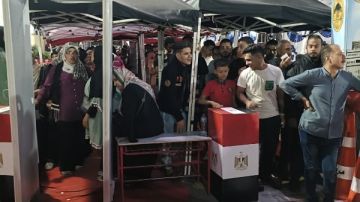 قبل دقائق من الغلق .. توافد المواطنين إلى اللجان الانتخابية بالجيزة