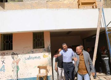 محافظ أسوان يتفقد الصيانة الشاملة لمدرسة أحمد أبا زيد للغات