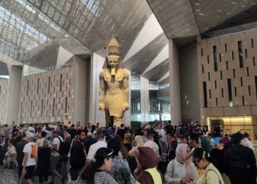 من مختلف الجنسيات.. إقبال كبير على المتحف المصري الكبير في أول أيام افتتاحه للجمهور (صور)