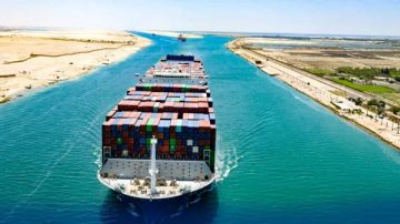 الفريق أسامة ربيع: أكثر من 40 سفينة تعبر قناة السويس يوميا الفريق أسامة ربيع: أكثر من 40 سفينة تعبر قناة السويس يوميا