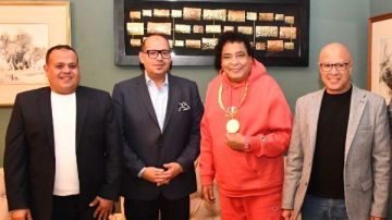 الكينج سفيرا للجنة الأولمبية .. ياسر إدريس يهدى محمد منير قلادة العظماء