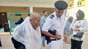 انتخابات مجلس النواب 2025 .. رجال الشرطة يساعدون كبار السن في الجيزة