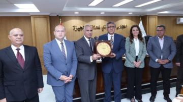 محافظ الجيزة يكرم المهندس منصور بدوي تقديرا لمساهماته في تطوير منظومة مياه الشرب والصرف الصحي