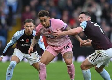 أستون فيلا يقسو على بورنموث برباعية في الدوري الإنجليزي