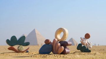 الأبد هو الآن تمزج بين الفن المعاصر والحضارة المصرية بـ الأهرامات ..صور الأبد هو الآن تمزج بين الفن المعاصر والحضارة المصرية بـ الأهرامات ..صور