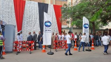 المرشح عن دائرة العمرانية والطالبية يتابع سير التصويت وسط حشد من أنصاره