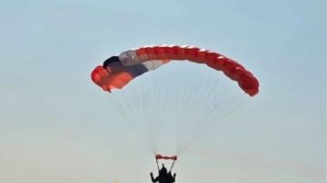 انطلاق المهرجان الدولي للباراموتور والقفز بالمظلات من منطقة أهرامات الجيزة انطلاق المهرجان الدولي للباراموتور والقفز بالمظلات من منطقة أهرامات الجيزة