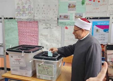 رئيس دينية الشيوخ يدلي بصوته في انتخابات مجلس النواب.. ويدعو المواطنين للمشاركة (صور)