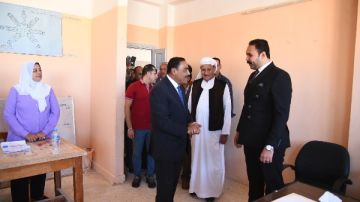 لمتابعة سير الانتخابات.. محافظ مطروح يتفقد لجنة مدرسة الجروالة