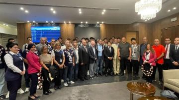 وزير الشباب والرياضة يستقبل بعثة منتخب اليد المتوجة بفضية المونديال بالورود في المطار وزير الشباب والرياضة يستقبل بعثة منتخب اليد المتوجة بفضية المونديال بالورود في المطار