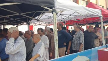 اصطفاف المواطنين أمام اللجان الانتخابية بدوائر الهرم والعمرانية.. إقبال كبير منذ الساعات الأولى