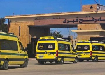 مسعف وسائق يسلمان مبلغا ماليا إلى أسرة متوف في حادث سير بوسط سيناء