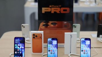 نيران المنافسة تشتعل.. آبل تعود ملكة لسوق الهواتف بعد غياب دام عقدا نيران المنافسة تشتعل.. آبل تعود ملكة لسوق الهواتف بعد غياب دام عقدا