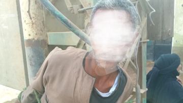 اعتاد سرقة الأنابيب..أهالى القلمينا بقنا يضبطون لصا ويربطونه فى عامود إنارة