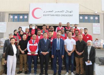 السفير السنغافوري يتفقد المخازن اللوجستية للهلال الأحمر بالعريش