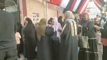 السيدات يتصدرن المشهد .. توافد كبير على لجان مدرسة الجيزة القومية