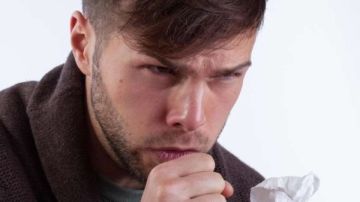 بدون أعراض نزلة البرد .. ما أسباب السعال الجاف؟