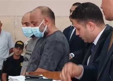 بـ الكمامات .. حضور المتهمين بالتعدي على مسن السويس إلى قاعة المحكمة