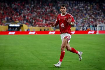 تصرف مثير للجدل من زيزو تجاه مسؤول بالزمالك أثناء التتويج بلقب السوبر