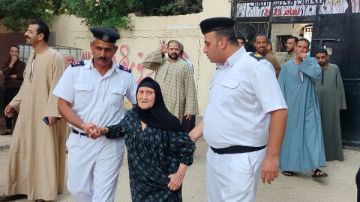 رجال الأمن يساعدون كبار السن للإدلاء بأصواتهم في انتخابات النواب بالعياط