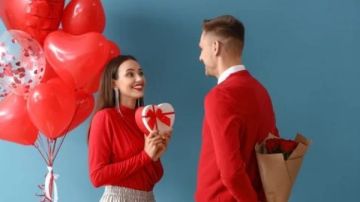 عيد الحب.. احتفال بالمشاعر قبل الهدايا ما دور مصطفى أمين؟