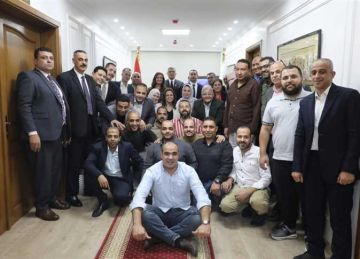 محافظ الجيزة يلتقط صورة تذكارية مع فريق العمل المشاركين في تجهيزات افتتاح المتحف المصري الكبير