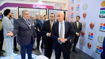 وزير التربية والتعليم يتفقد جناح مدرستنا في معرض Cairo ICT 